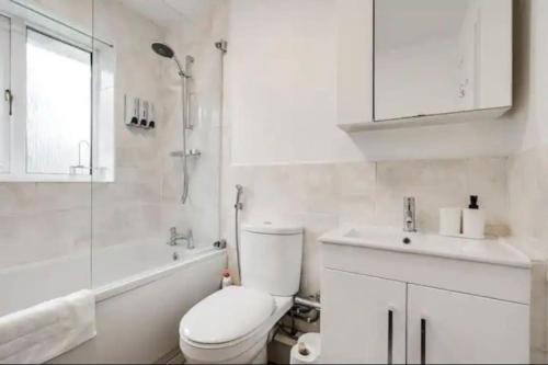 曼彻斯特Newly renovated house near Trafford Centre的白色的浴室设有卫生间和水槽。