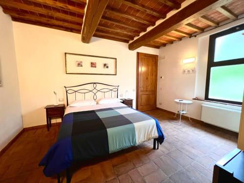 圣吉米纳诺卡帕纳1826农家乐的一间卧室设有一张床和一个大窗户