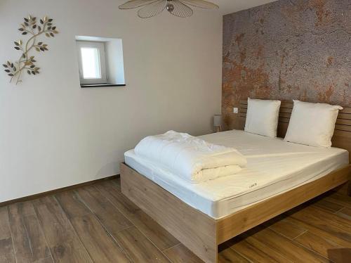 BernardswillerLa Perle d'Alsace的一间卧室配有一张带白色床单的大床