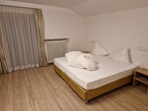 奥蒂塞伊Apartment Aghel的一间卧室配有一张带白色床单的床和一扇窗户。