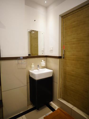 帕拉克卡德ABUDHABI RESIDENCY的一间带水槽和镜子的浴室