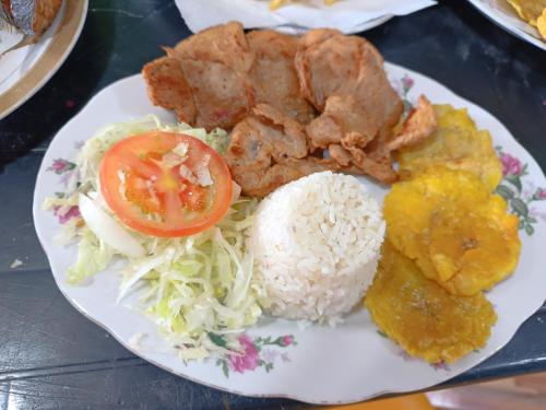 SantiagoHostal mis dos ángeles的饭,肉和蔬菜的盘子