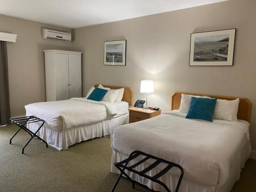 洛基港海景酒店的酒店客房,设有两张床和一盏灯