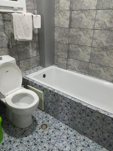 Marilyn hotel的浴室配有卫生间和浴缸。