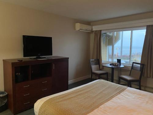 洛基港海景酒店的配有一张床和一台平面电视的酒店客房