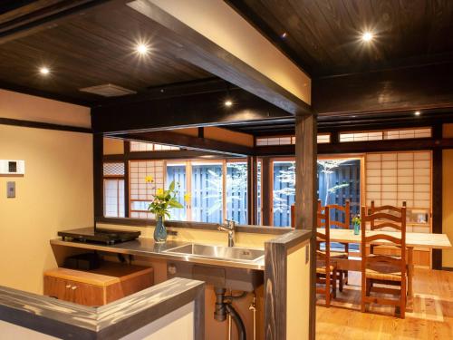 出云市RITA Izumo Sagiura的厨房配有水槽和台面
