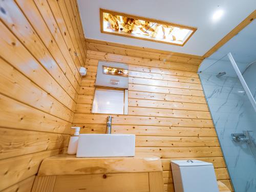 蓬德利马Cantinho d'Azenha的木制浴室设有水槽和卫生间