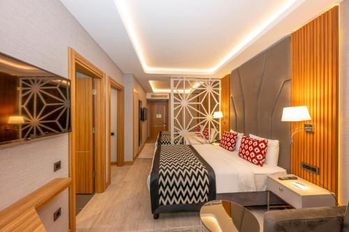 伊斯坦布尔Ramada Encore by Wyndham Istanbul Sisli的酒店客房,配有床和沙发
