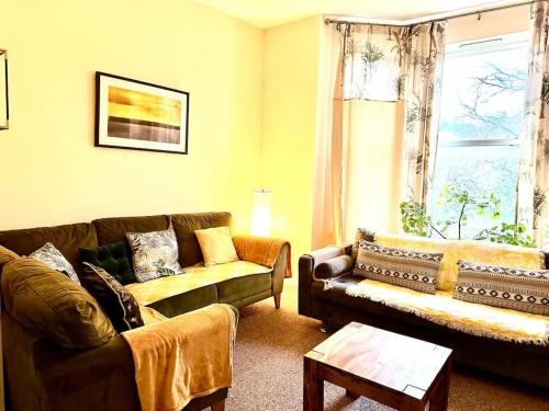 海斯廷斯Relaxing Park View Apartment的客厅设有两张沙发和一个窗户