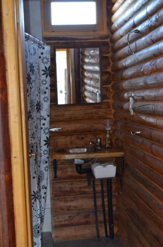 图努扬La Escondida的一间带水槽和镜子的浴室
