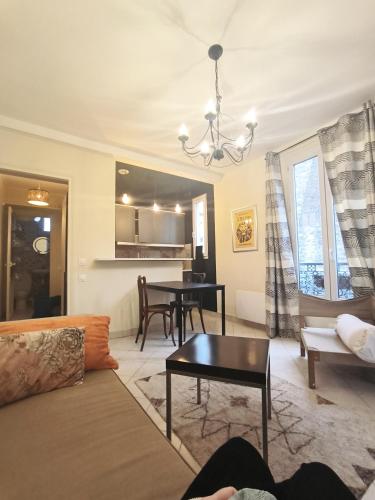 马拉科夫B Appartement的客厅配有沙发和桌子