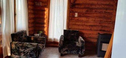 图努扬La Escondida的两把椅子坐在带窗户的房间
