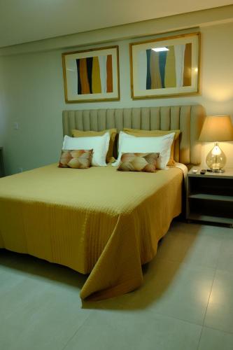 阿拉瓜伊纳Hotel Neblina的一间卧室配有一张大床和两个枕头