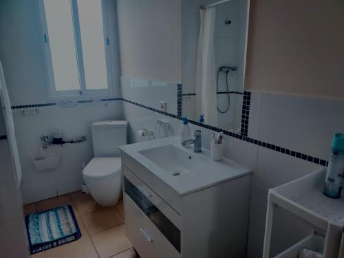 瓦伦西亚Cozy Private Room的白色的浴室设有水槽和卫生间。