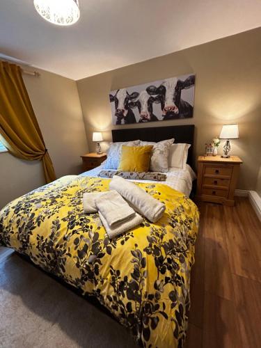基尔拉什Lemonade Cottages and Retreat的一间卧室配有黄色的床和毛巾