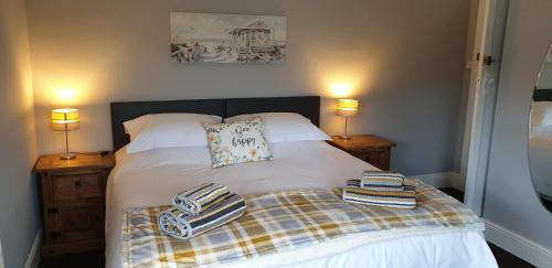 博格诺里吉斯Felpham Guest House - Self Catering的一间卧室配有一张床,上面有两条毛巾