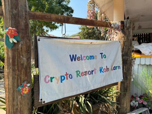 格兰岛Crypto Resort - Koh Larn的一种欢迎来往Kota kinabalu的标志
