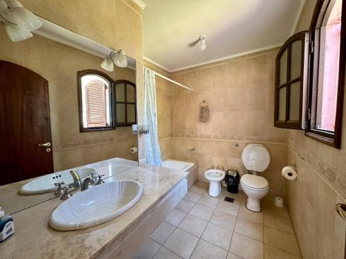 布兰卡港Casaquinta Haras El Tropicano的带浴缸、卫生间和盥洗盆的浴室