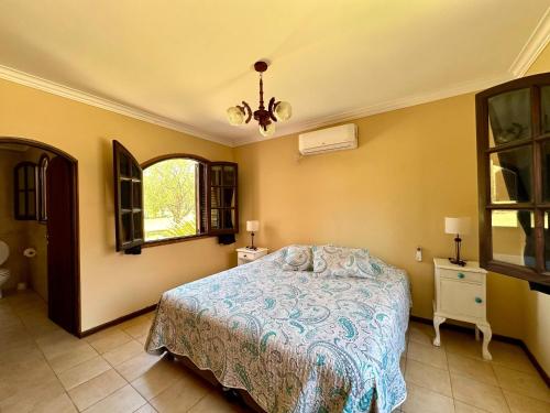 布兰卡港Casaquinta Haras El Tropicano的一间卧室设有一张床和一个窗口