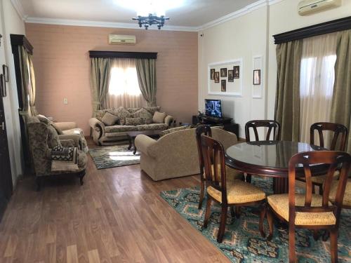 赫尔格达viola villa in magawish的客厅配有桌椅和沙发
