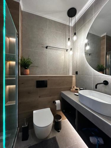 阿格里尼翁Ocean-Πολυτελές διαμέρισμα στο Αγρίνιο的浴室配有白色卫生间和盥洗盆。