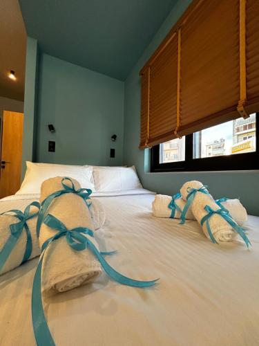 阿格里尼翁Ocean-Πολυτελές διαμέρισμα στο Αγρίνιο的卧室配有2条毛巾。