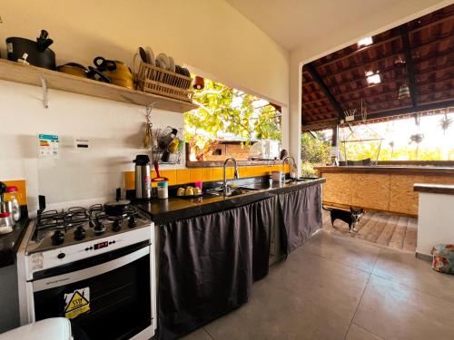 莫雷雷OXE hostel的厨房配有炉灶和水槽