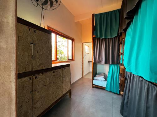 莫雷雷OXE hostel的一间卧室配有双层床和窗户。