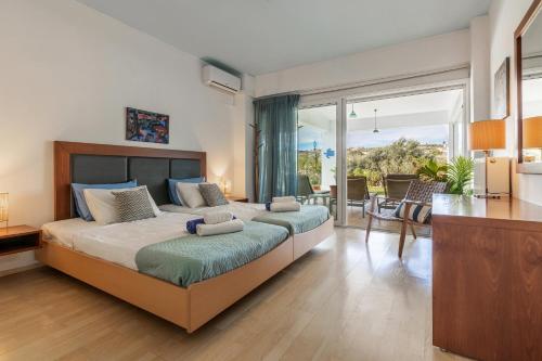 海若克利欧WhiteBlue Spa Villa, By IdealStay Experience的一间卧室设有一张大床和大窗户