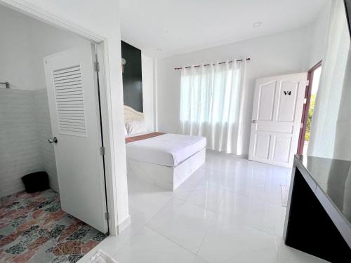 沙敦Rim Suan Resort的白色的卧室设有床和窗户