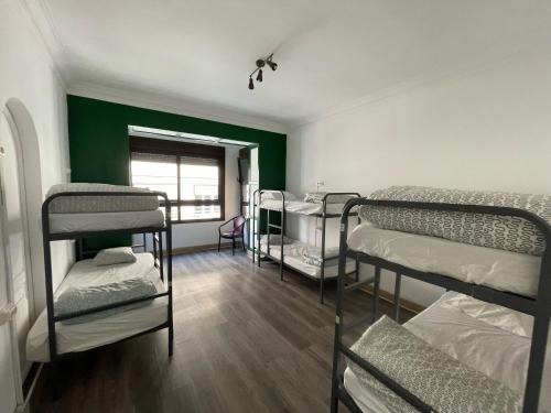 塔拉戈纳塔拉戈纳旅舍的一间设有一张双层床的房间