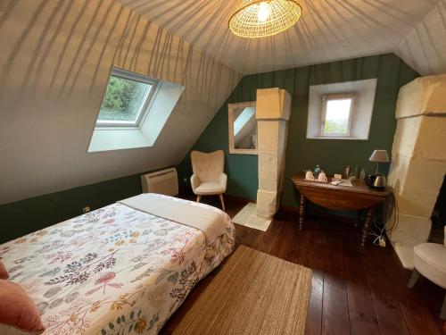 VillebernierChambres d hôtes avec Piscine et Spa La Folière Saumur的一间卧室配有床、水槽和镜子