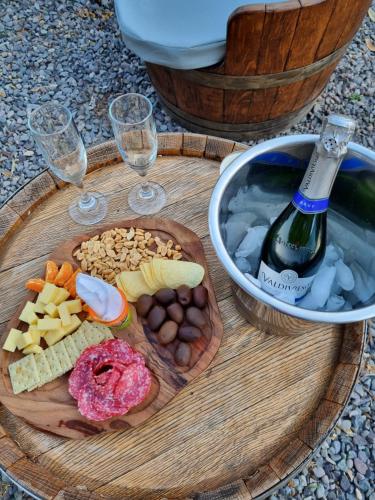 PutaendoRefugio Zen Spa的一张桌子,上面放着一盘食物和一瓶葡萄酒