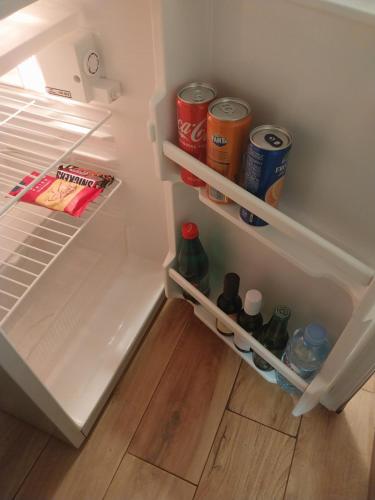 蒂瓦特Petkovic Apartmani 1的装满饮料和苏打水罐的开放式冰箱