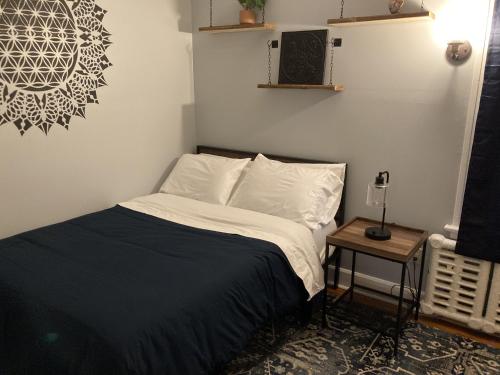 奥尔巴尼Perfect for Families and Traveling Professionals的卧室配有带白色枕头和桌子的床