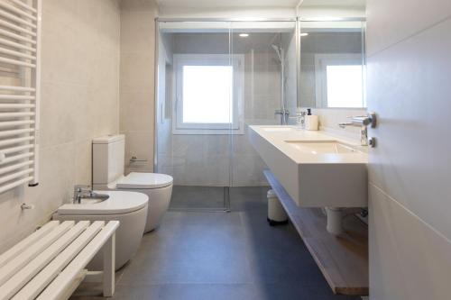 罗达德瓦拉Suitur beachfront apartment Roc de Sant Gaietà的浴室配有卫生间、盥洗盆和淋浴。