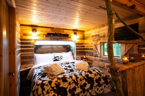 瑟斯克Tree House的小木屋内一间卧室,配有一张床