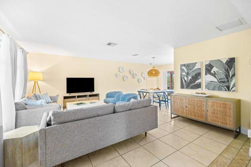 珊瑚角Bikini Bottom的客厅配有两张沙发和一台电视机