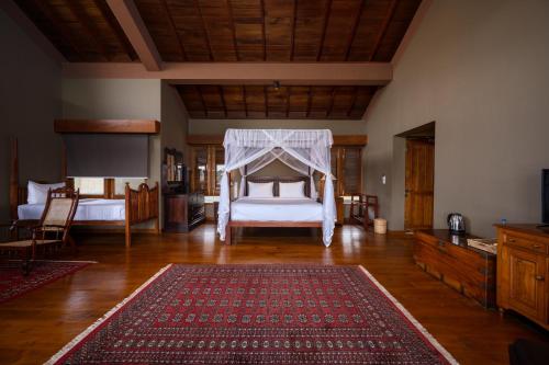 努沃勒埃利耶Atulya Villas Nuwara Eliya的一间带床和地毯的客厅