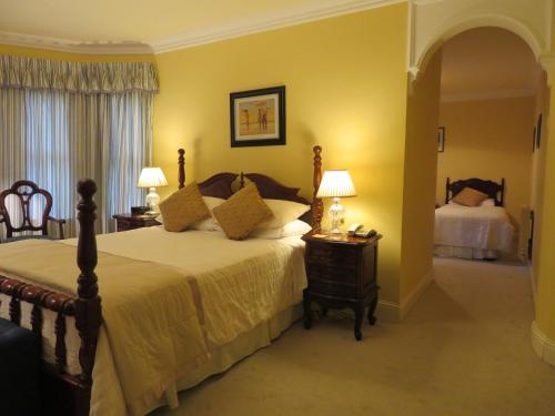 特拉利溪流庄园酒店的一间卧室配有一张床和两张台灯。