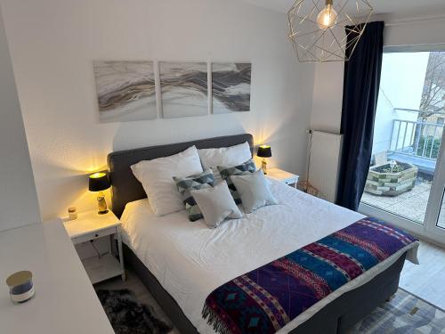 韦瑟灵Village Vista Penthouse的卧室配有带枕头的床铺和窗户。