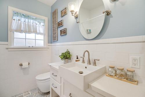 里诺Centrally Located Reno House Less Than 1 Mi to Midtown的白色的浴室设有水槽和镜子