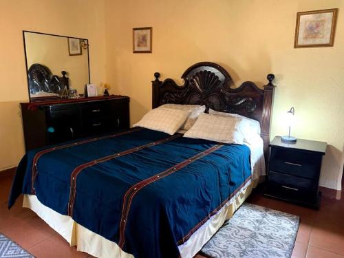 帕纳哈切尔Villas JABEL TINAMIT的一间卧室配有一张带蓝色毯子的大床