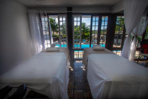 布希奥斯Pousada Lestada by Latitud Hoteles的游泳池景客房 - 带两张床