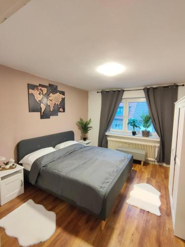 科隆Luxury and Central Apartment in Cologne !!的一间卧室设有一张大床和一个窗户。