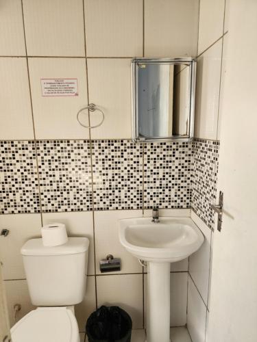 特雷西纳Condomínio Center luz的一间带卫生间和水槽的小浴室