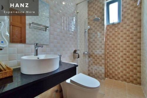 大叻HANZ Hoa Dang Hotel的一间带水槽、淋浴和卫生间的浴室