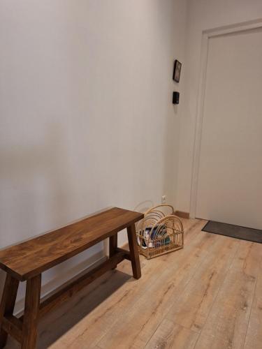 阿让Chambre avec salle d'eau privée的空空的房间里木凳子,有篮子