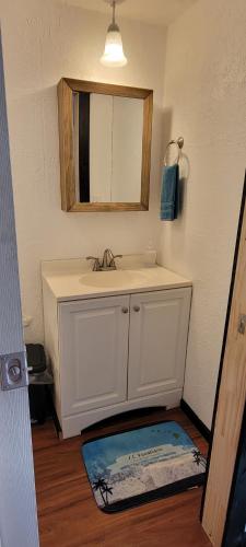 帕霍阿Rainforest Hideaway的白色的浴室设有水槽和镜子