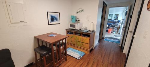 帕霍阿Rainforest Hideaway的客房设有小桌子和微波炉。